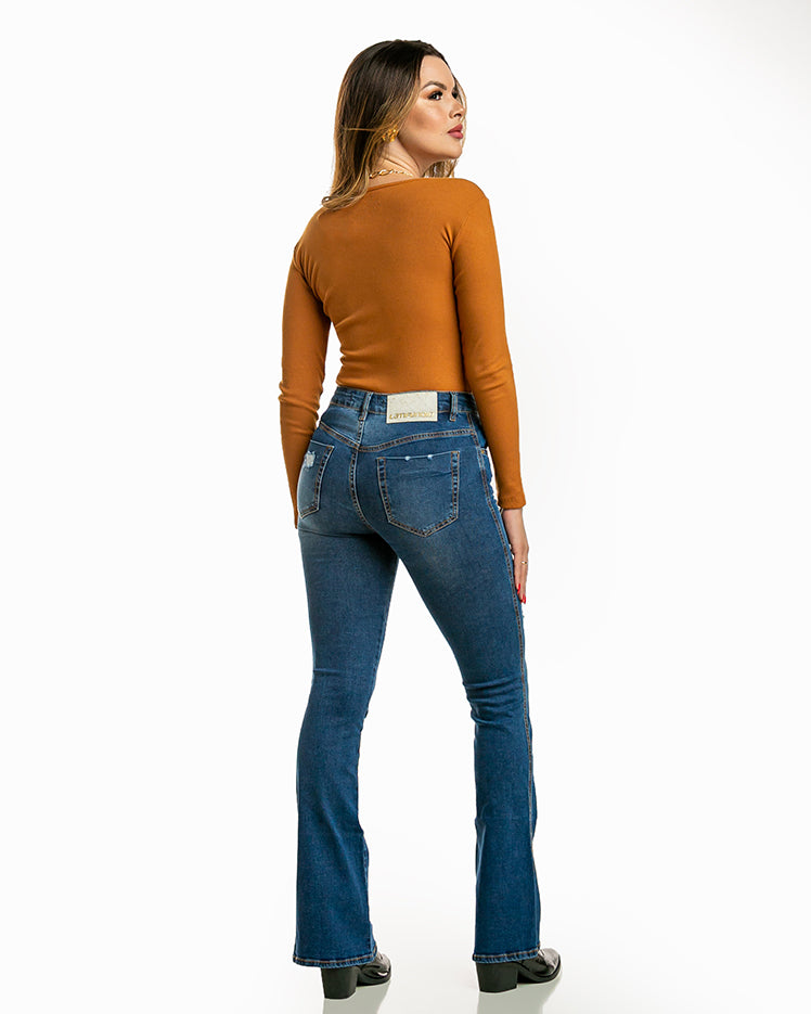 Calça Feminina Flare com Abertura na Barra