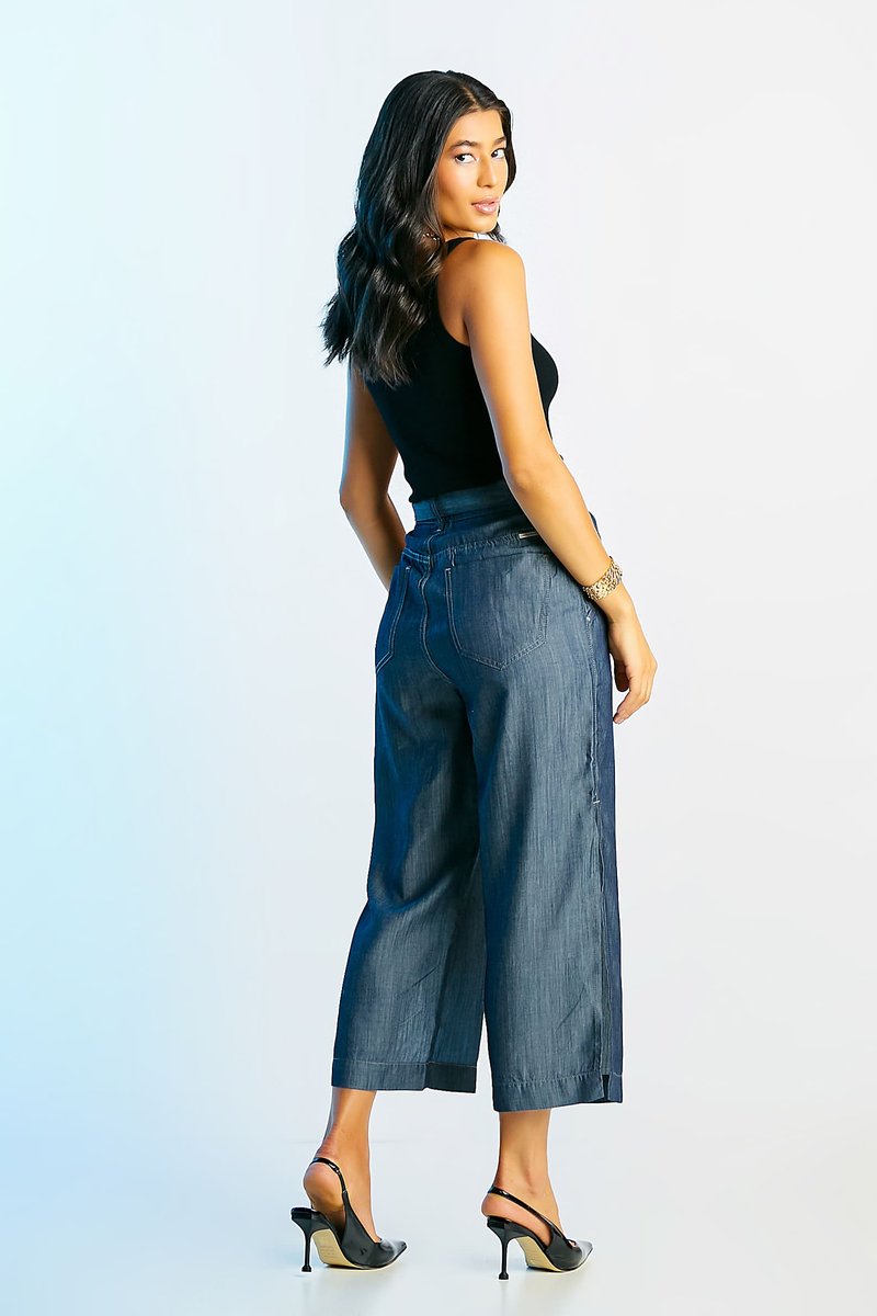 Calça Jeans Pantacourt com Fenda Lateral
