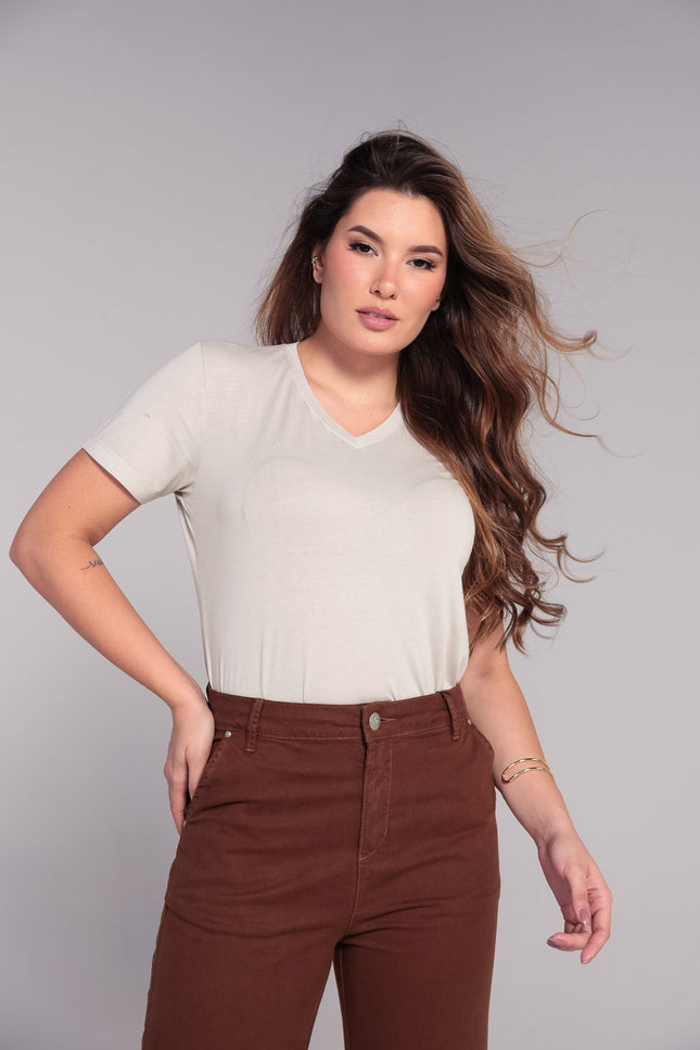 Blusa Feminina Soft Decote V - Off White - www.latifundio.com.br