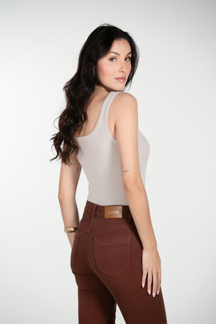 Calça Feminina Tradicional Alta Flare - Marrom - www.latifundio.com.br