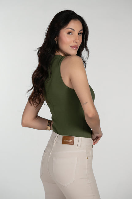 Calça Feminina Tradicional Alta Flare - Off White - www.latifundio.com.br