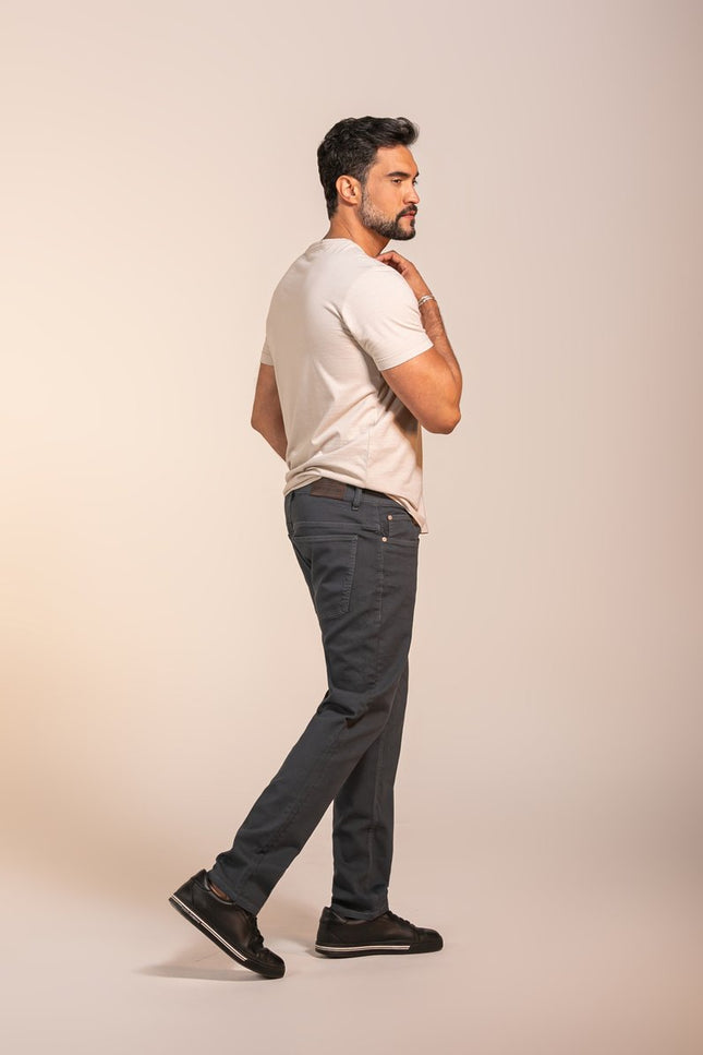 Calça Masculina Fit Colors - Chumbo - www.latifundio.com.br