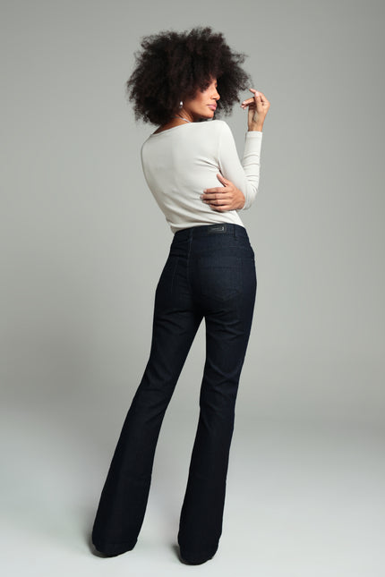 Calça Feminina Tradicional Alta Flare - Jeans Escuro - www.latifundio.com.br