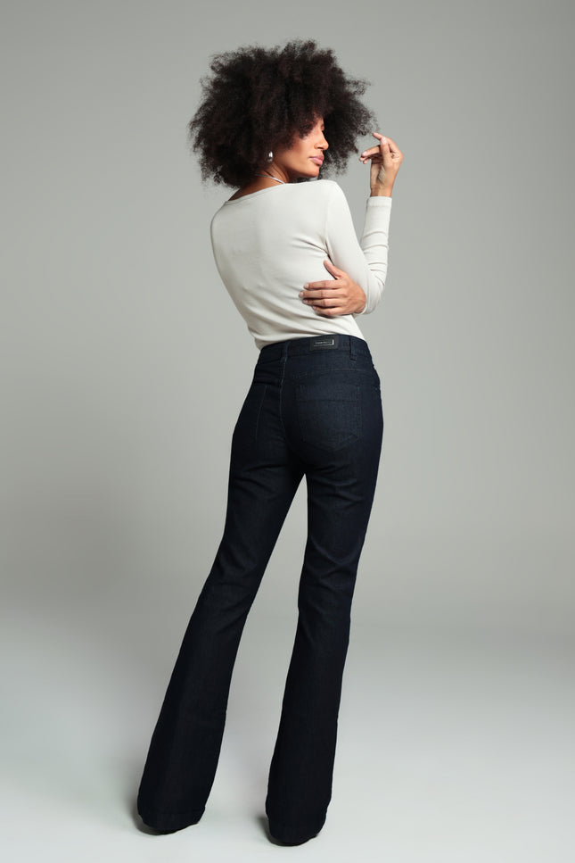 Calça Feminina Tradicional Alta Flare - Jeans Escuro - www.latifundio.com.br