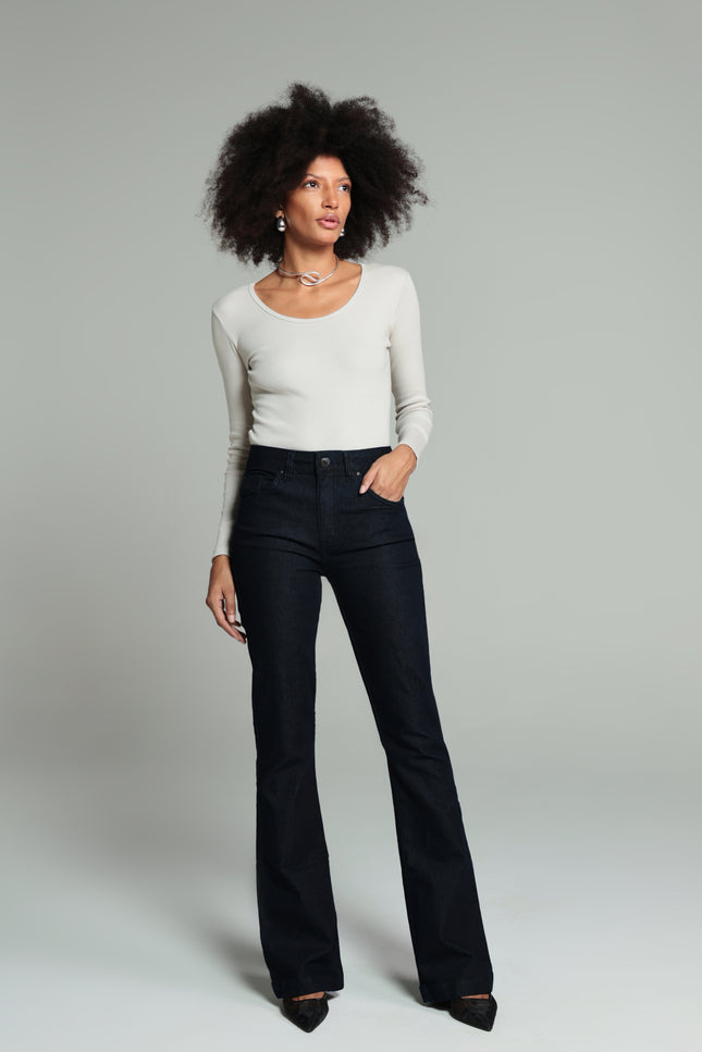 Calça Feminina Tradicional Alta Flare - Jeans Escuro - www.latifundio.com.br