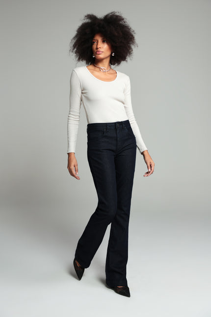 Calça Feminina Tradicional Alta Flare - Jeans Escuro - www.latifundio.com.br