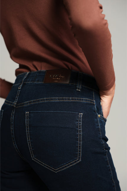 Calça Feminina Tradicional Boot Cut - Jeans Médio - www.latifundio.com.br