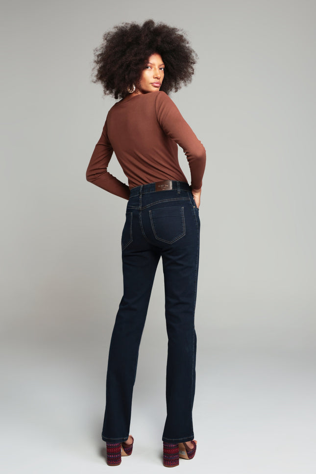 Calça Feminina Tradicional Boot Cut - Jeans Médio - www.latifundio.com.br