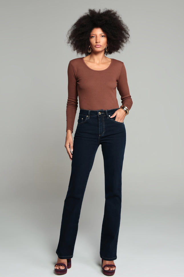 Calça Feminina Tradicional Boot Cut - Jeans Médio - www.latifundio.com.br