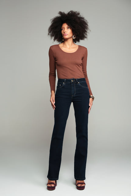 Calça Feminina Tradicional Boot Cut - Jeans Médio - www.latifundio.com.br