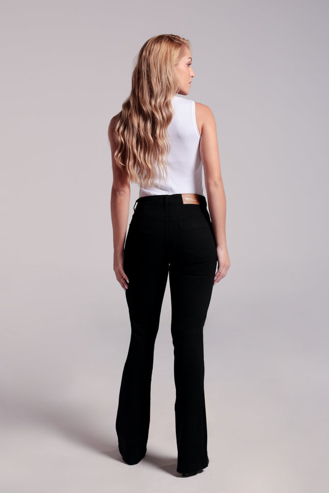 Calça Feminina Tradicional Alta Flare - Preto - www.latifundio.com.br