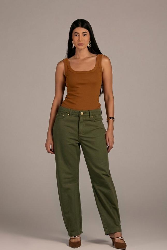 Calça Feminina Barrel - Verde Militar - www.latifundio.com.br