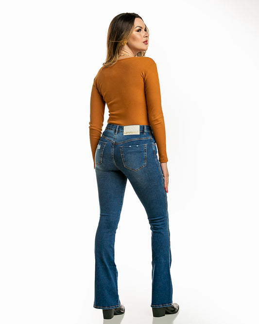 Calça Feminina Flare com Abertura na Barra