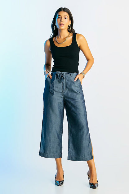 Calça Jeans Pantacourt com Fenda Lateral