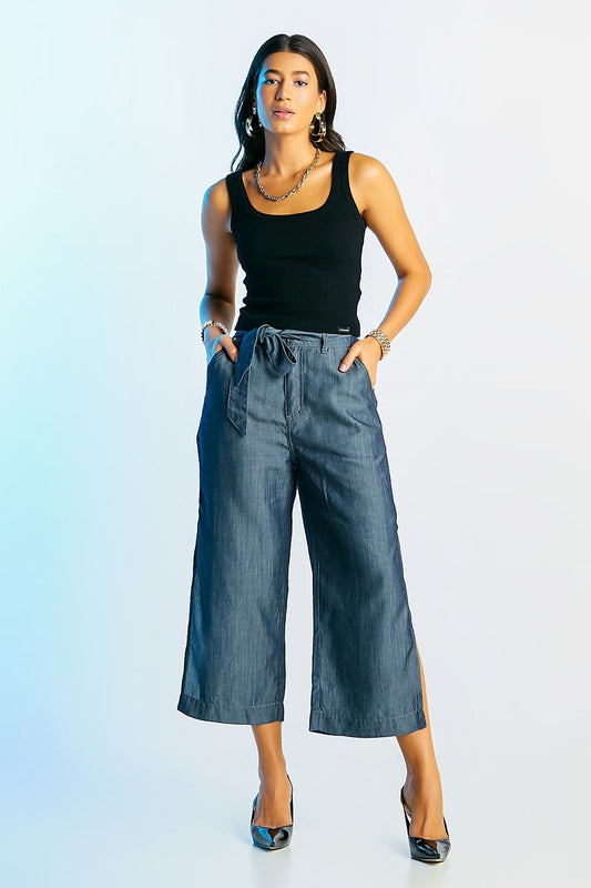 Calça Jeans Pantacourt com Fenda Lateral
